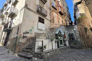 MONOLOCALE A NAPOLI