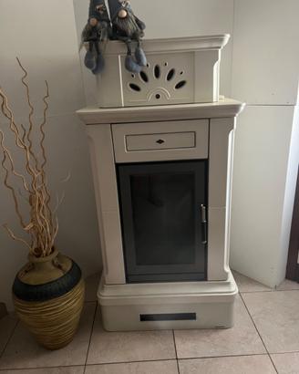 Stufa a pellet con ceramica maiolica