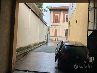 Magazzino deposito e 14 posti auto