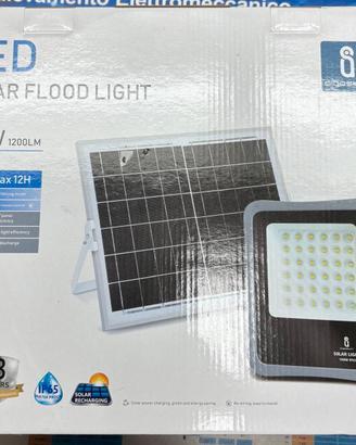 Faro LED autoalimentato fotovoltaico