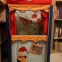 Teatrino dei burattini in tela e legno