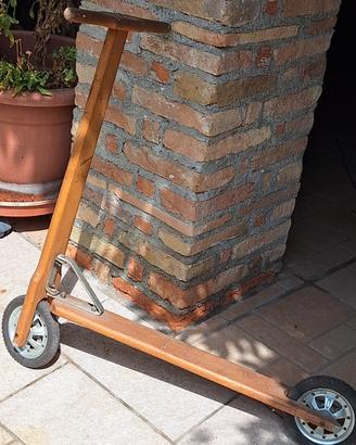 Monopattino in legno