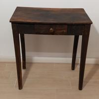 Antico tavolo in noce con pomello in ottone