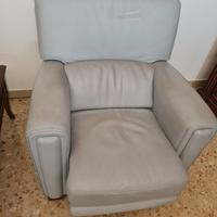 Preziosa comoda poltrona  pelle azzurra con relax