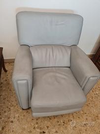 Preziosa comoda poltrona  pelle azzurra con relax