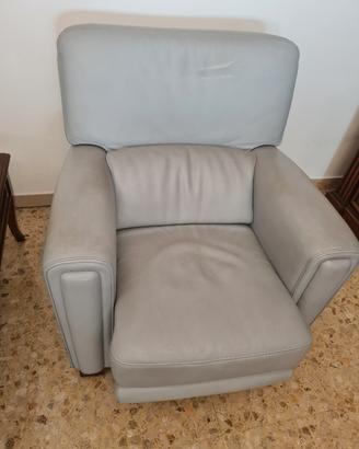 Preziosa comoda poltrona  pelle azzurra con relax