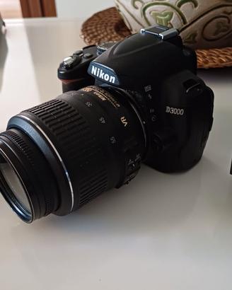 Fotocamera digitale nikon d3000 con lenti e sacca