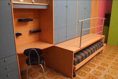 Cameretta a soppalco con scrivania