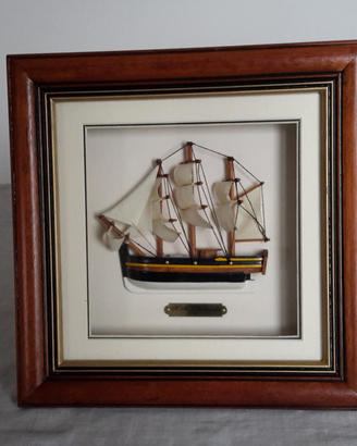 Quadro con nave in rilievo
