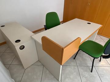 Scrivania bianca in legno con tavolo d’appoggio