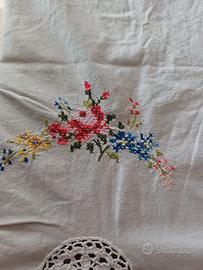 copriletto ricamato a mano