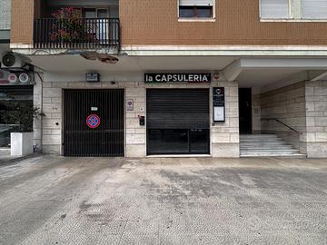 Locale centrale con ampia visibilità