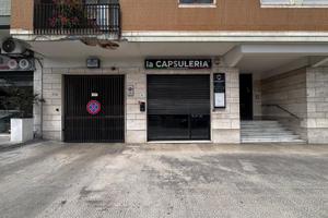 Locale centrale con ampia visibilità