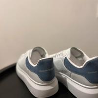 Scarpe bianche eleganti e sportive