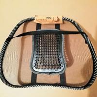 Cuscino lombare a rete traspirante sagomato.