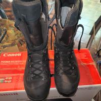 Anfibi nuovi per trekking . Taglia 43