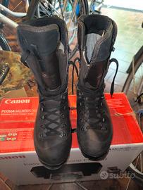 Anfibi nuovi per trekking . Taglia 43