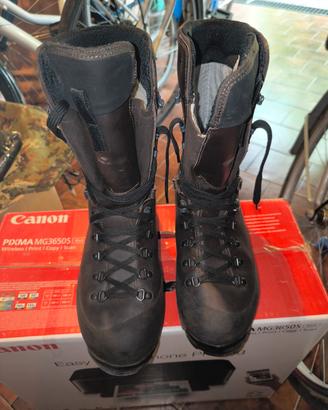 Anfibi nuovi per trekking . Taglia 43