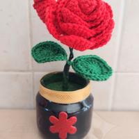 Rosa rossa all'uncinetto 