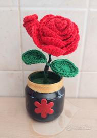 Rosa rossa all'uncinetto 
