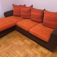 Divano arancione e marrone