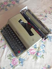 Macchina da scrivere Olivetti 32