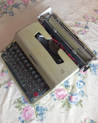 Macchina da scrivere Olivetti 32