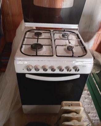CUCINA  MARCA LAREL 4 FUOCHI CON FORNO TRATTABILEP