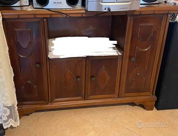 Mobile antico in legno con scaffali e due ante apr