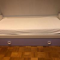 Letto singolo con letto estraibile e materassi.