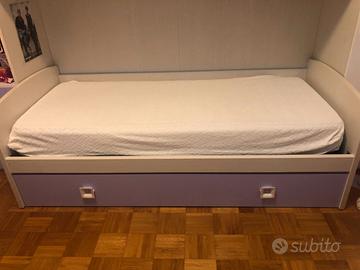 Letto singolo con letto estraibile e materassi.