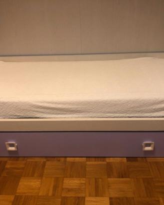 Letto singolo con letto estraibile e materassi.