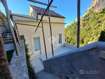 3 LOCALI A AMALFI