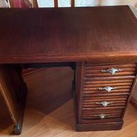 Scrivania piccola in legno di noce antica