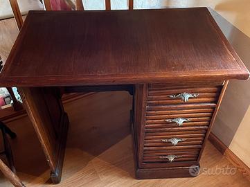 Scrivania piccola in legno di noce antica