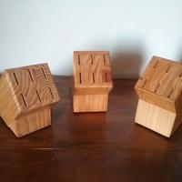 Tre ceppi per coltelli da bistecca