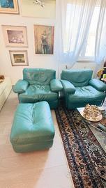 Coppia di poltrone piu pouf