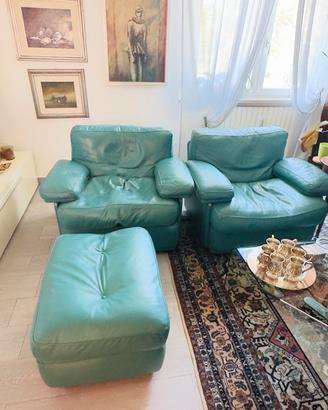 Coppia di poltrone piu pouf
