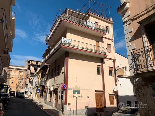 Panoramica palazzina con terrazza zona torretta