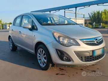 Opel Corsa con gancio traino e garanzia