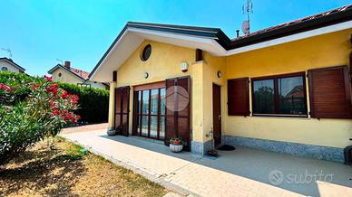 VILLA A SCHIERA D'ANGOLO A MONCALIERI