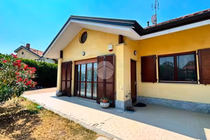 VILLA A SCHIERA D'ANGOLO A MONCALIERI