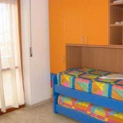 cameretta con letto a castello .