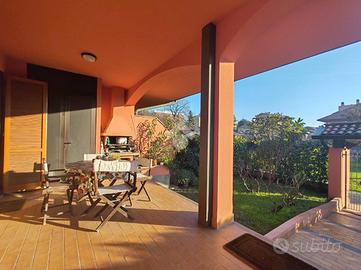 VILLA A SCHIERA A OPERA