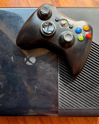 Xbox 360 E + 17 Giochi + Joystick e Cavi