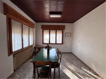 Porzione di casa al piano terra con posto auto cop