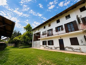 SOLUZIONE RISTRUTTURATA CON TERRENO A CORPO