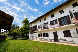 SOLUZIONE RISTRUTTURATA CON TERRENO A CORPO