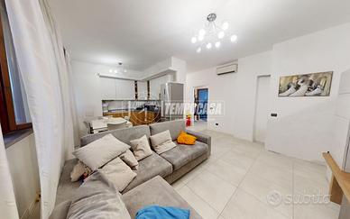 3 LOCALI DOPPI SERVIZI CON GIARDINO E BOX IN COMAS