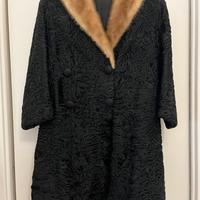 Cappotto di pelliccia Astrakan nero con collo di v
